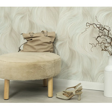 Scéna so stoličkou, kabelkou, topánkami, vázou a abstraktnou tapetou.