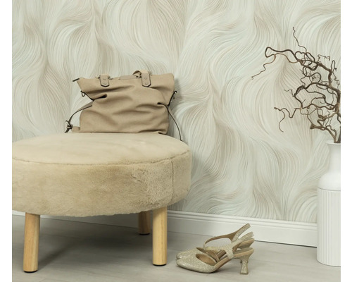 Scéna so stoličkou, kabelkou, topánkami, vázou a abstraktnou tapetou.