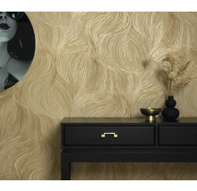 Zlatá štruktúrovaná tapeta v miestnosti s čiernou konzolou