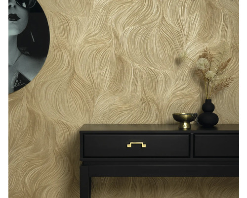 Zlatá štruktúrovaná tapeta v miestnosti s čiernou konzolou