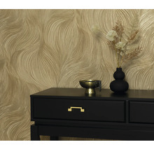 Dekoratívna tapeta s vlnitým vzorom za čiernym stolom so zlatou misou a vázou