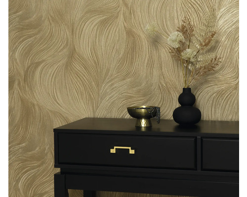 Dekoratívna tapeta s vlnitým vzorom za čiernym stolom so zlatou misou a vázou