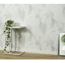 Obývacia izba s tapetou so vzorom a odkladacím stolíkom