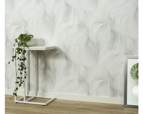 Obývacia izba s tapetou so vzorom a odkladacím stolíkom