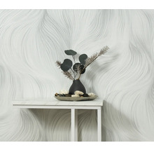 Scéna s bielou tapetou so zvlneným vzorom a stolovou dekoráciou s vázou