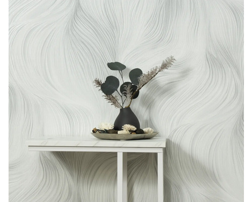 Scéna s bielou tapetou so zvlneným vzorom a stolovou dekoráciou s vázou