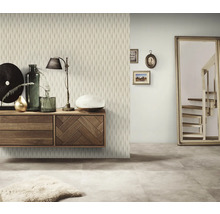 Obývacia izba s drevenou komodou, zrkadlom a dekorom