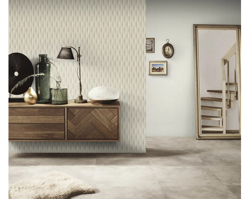 Obývacia izba s drevenou komodou, zrkadlom a dekorom