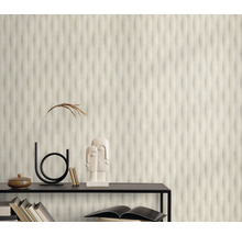 Obývacia izba so štruktúrovanou tapetou a dekoratívnymi prvkami na poličke