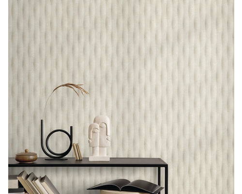 Obývacia izba so štruktúrovanou tapetou a dekoratívnymi prvkami na poličke