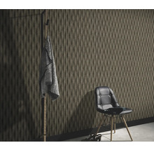 Pohľad do miestnosti so štruktúrovaným obkladom stien, stoličkou a vešiakom