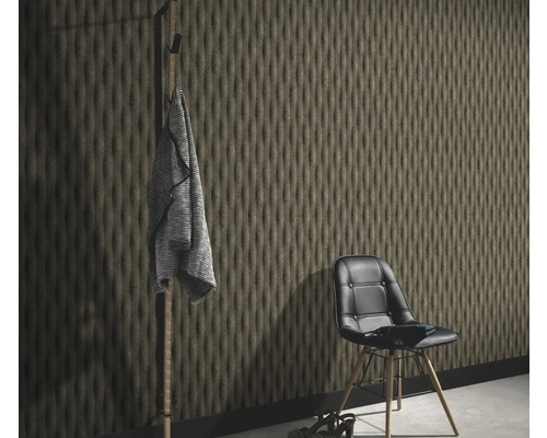 Pohľad do miestnosti so štruktúrovaným obkladom stien, stoličkou a vešiakom