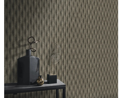 Dekoratívna stena s vlnitým povrchom a ozdobnými prvkami