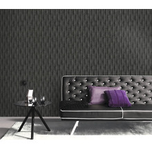 Obývacia izba so vzorovanou tapetou, pohovkou a príručným stolíkom