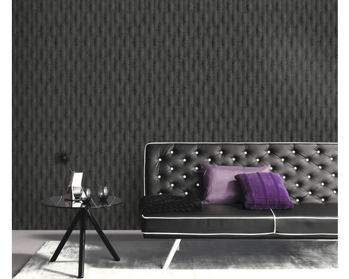 Obývacia izba so vzorovanou tapetou, pohovkou a príručným stolíkom