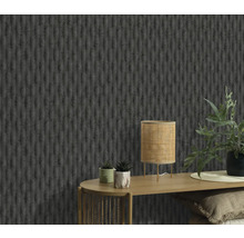 Detail steny so štruktúrovanou tapetou, stola s lampou a rastlinami