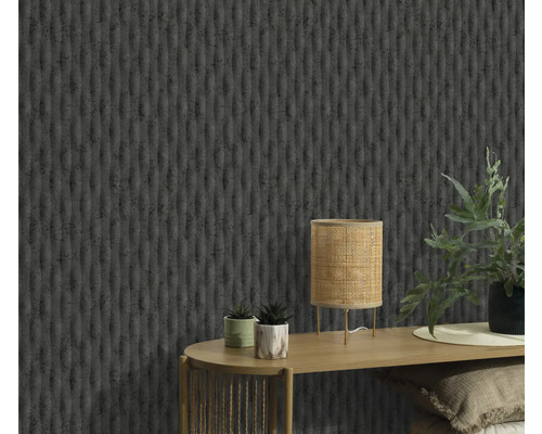 Detail steny so štruktúrovanou tapetou, stola s lampou a rastlinami