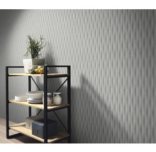 Dekoratívna doska s regálom v miestnosti.