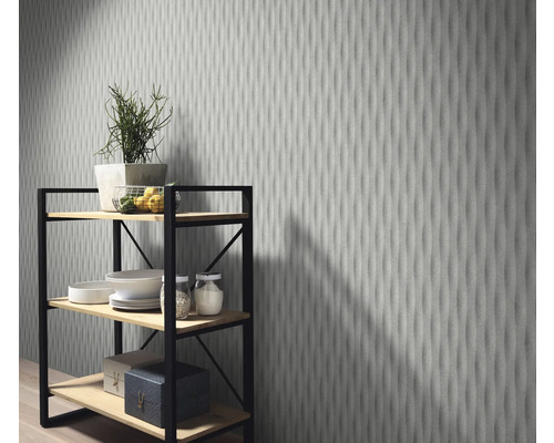 Dekoratívna doska s regálom v miestnosti.