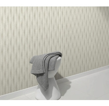 Scéna s trojrozmerným dizajnom stien, bielou stoličkou a sivým uterákom