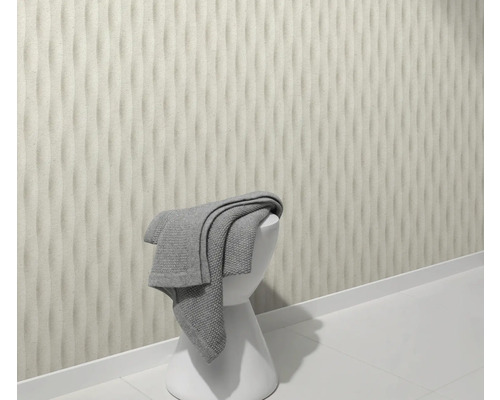 Scéna s trojrozmerným dizajnom stien, bielou stoličkou a sivým uterákom