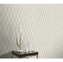 Dekoratívna úprava steny s 3D stenovým panelom vo vlnitom dizajne.