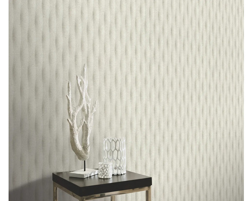 Dekoratívna úprava steny s 3D stenovým panelom vo vlnitom dizajne.