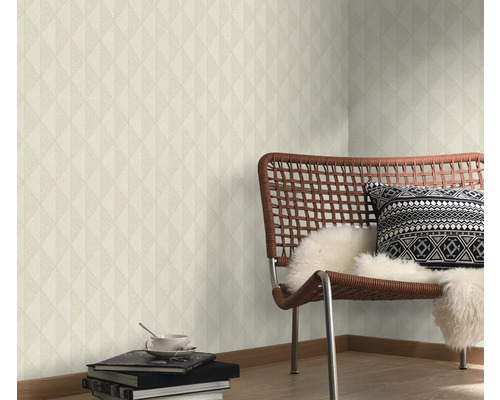 Obývacia izba s geometrickou tapetou, stoličkou a dekoratívnymi prvkami pre štýlové prostredie.