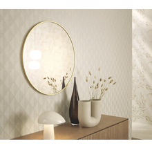 Dekoratívny interiér so zrkadlom, vázami a lampou na príborníku pred vzorovanou tapetou.