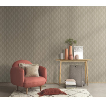 Obývacia izba s kreslom, stolom a geometrickou tapetou