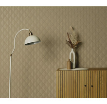 Pohľad do miestnosti so vzorovanou tapetou, stojacou lampou a komodou s dekoráciou