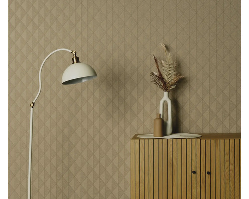 Pohľad do miestnosti so vzorovanou tapetou, stojacou lampou a komodou s dekoráciou