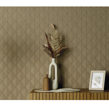 Dekoratívny interiér so vzorovanou tapetou, vázami a fotorámikom na drevenej skrinke