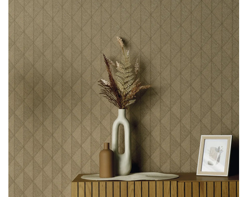 Dekoratívny interiér so vzorovanou tapetou, vázami a fotorámikom na drevenej skrinke