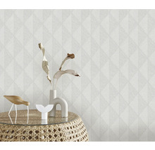 Detail štruktúrovanej tapety s geometrickým vzorom a dekoráciami na odkladacom stolíku