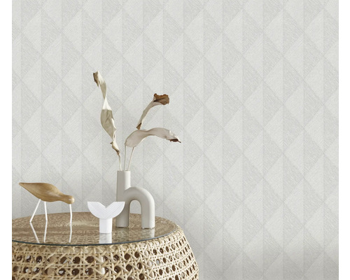 Detail štruktúrovanej tapety s geometrickým vzorom a dekoráciami na odkladacom stolíku