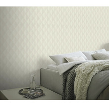 Spálňa s geometrickou tapetou, posteľou a nočným stolíkom