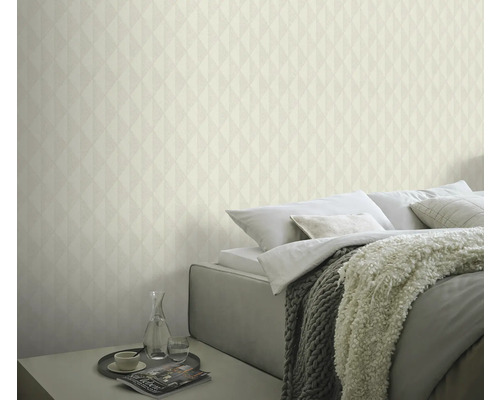 Spálňa s geometrickou tapetou, posteľou a nočným stolíkom