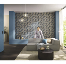 Obývacia izba s pohovkou, stolom a vzorovanou tapetou pre štýlový interiér