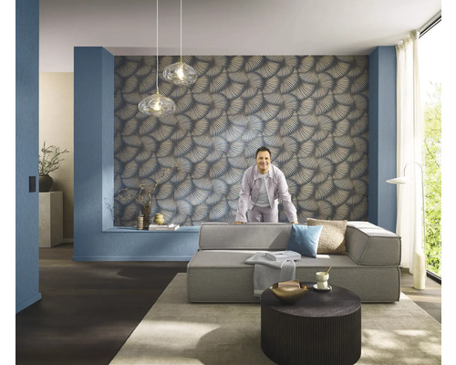 Obývacia izba s pohovkou, stolom a vzorovanou tapetou pre štýlový interiér