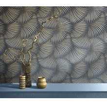 Interiérová fotografia so vzorovanou tapetou a dekoratívnymi vázami na poličke