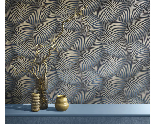 Interiérová fotografia so vzorovanou tapetou a dekoratívnymi vázami na poličke