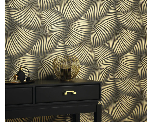 Scéna s komodou a tapetou s grafickým vzorom