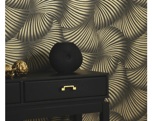 Čierna komoda s dekoráciou pred stenou s grafickou tapetou