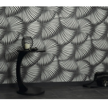 Izba s vzorovanou tapetou, príručným stolíkom a kabelkou