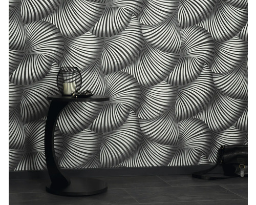 Izba s vzorovanou tapetou, príručným stolíkom a kabelkou