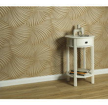 Pohľad na izbu s tapetou so vzorom a bielym odkladacím stolíkom s dekoratívnymi predmetmi