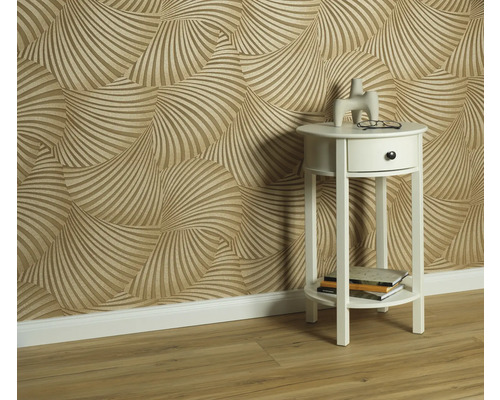 Pohľad na izbu s tapetou so vzorom a bielym odkladacím stolíkom s dekoratívnymi predmetmi