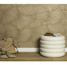 Scéna so vzorovanou tapetou, stoličkou, topánkami a taškou