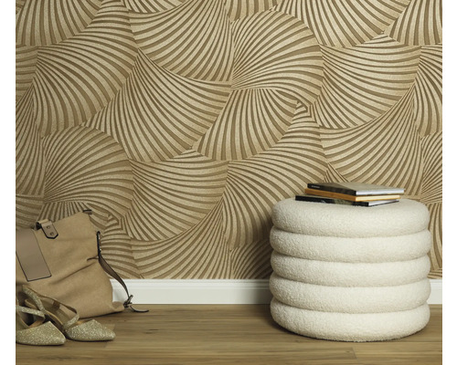 Scéna so vzorovanou tapetou, stoličkou, topánkami a taškou